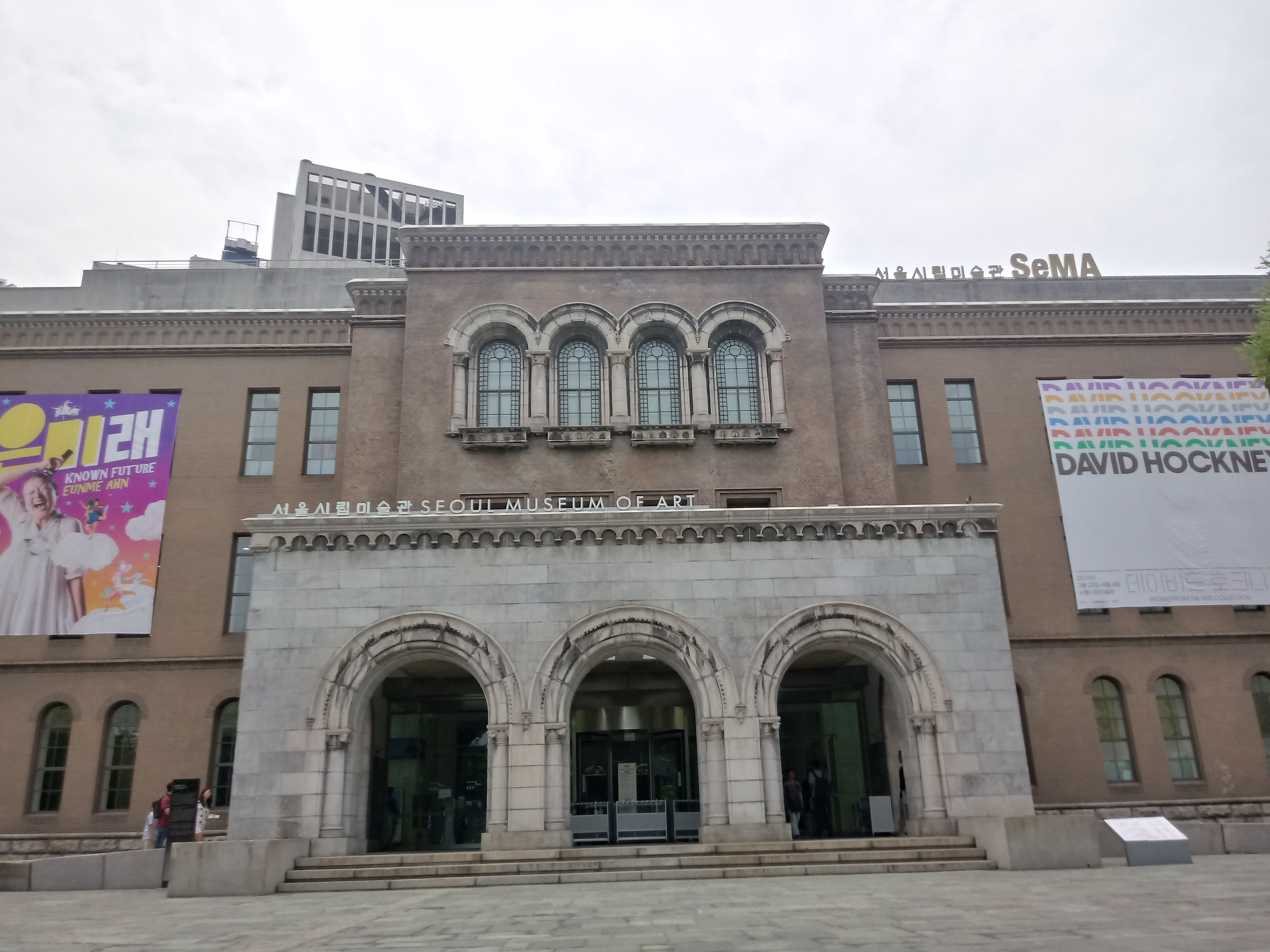 먹으면서 사진을 찍다 보니 저리 나왔습니다. 아직 학생이지만, 광고주분들께서 연락 주시면 열심히 홍보하겠습니다. 충성