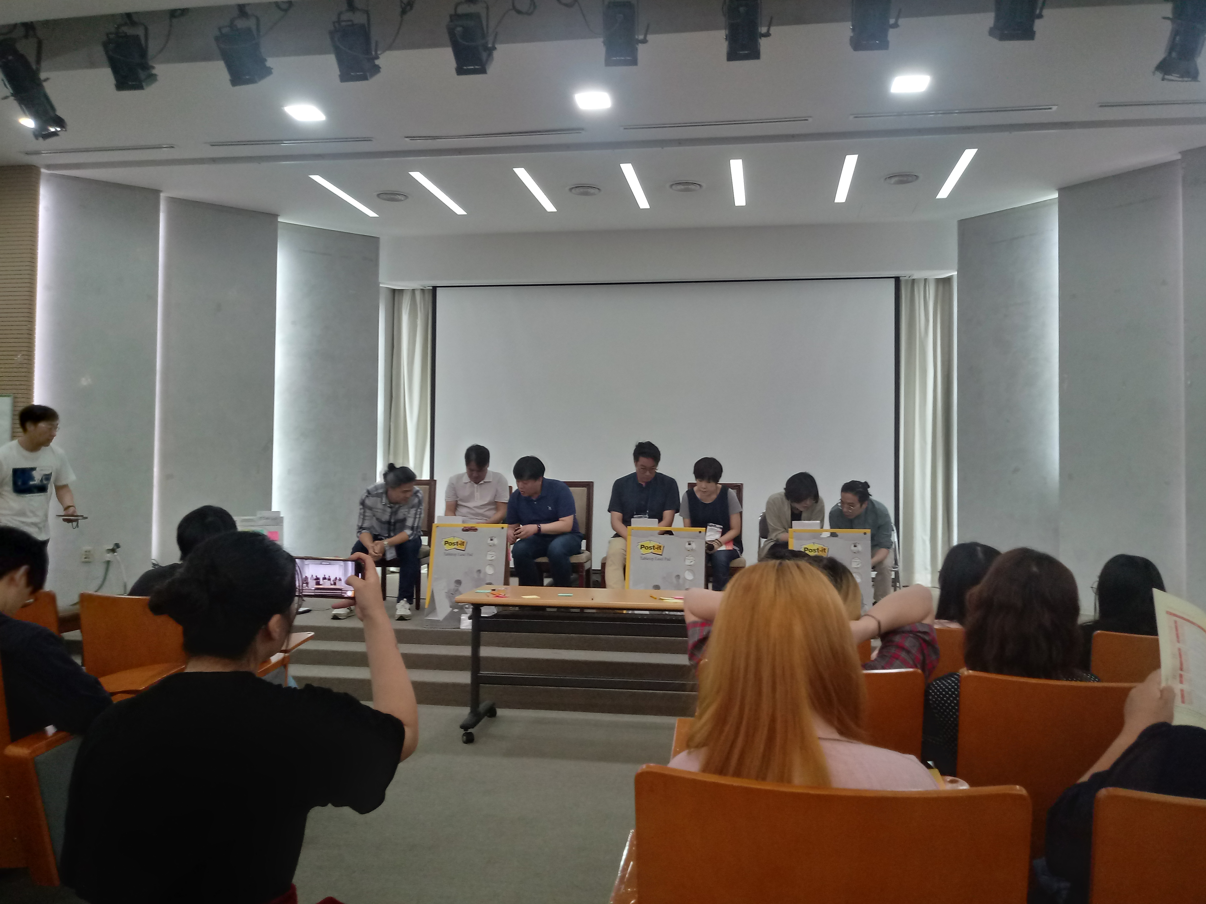 Q&A를 준비하시는 교수님들의 모습입니다.